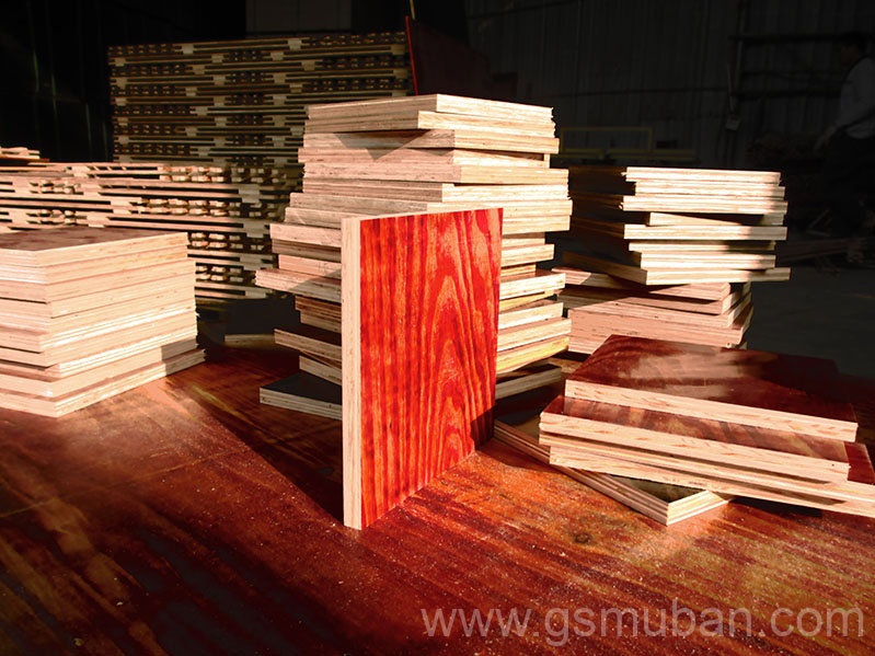 建筑模板選擇紅色還是黑色的？